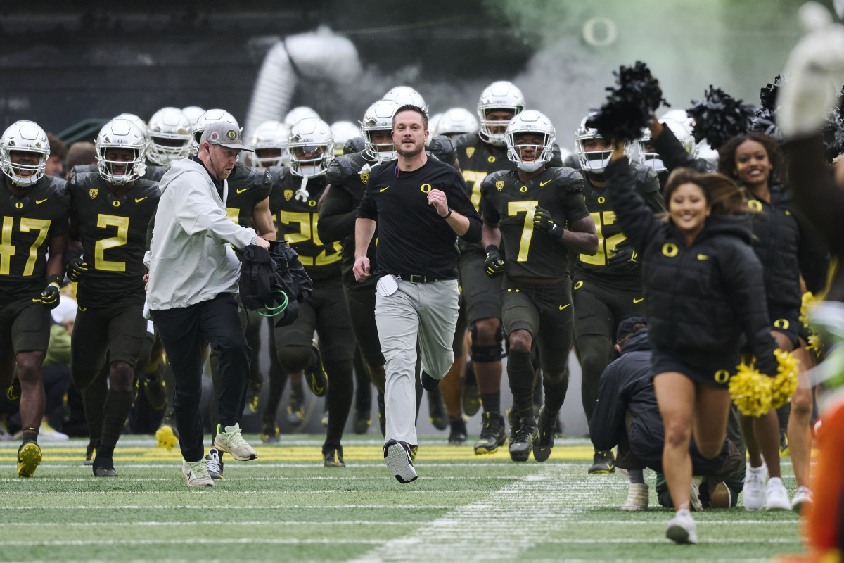 Nov 4, 2023; Eugene, Oregon, USA; Oregon Ducks head coach Dan Lanning runs out to the field with players before a game against the California Golden Bears at Autzen Stadium.